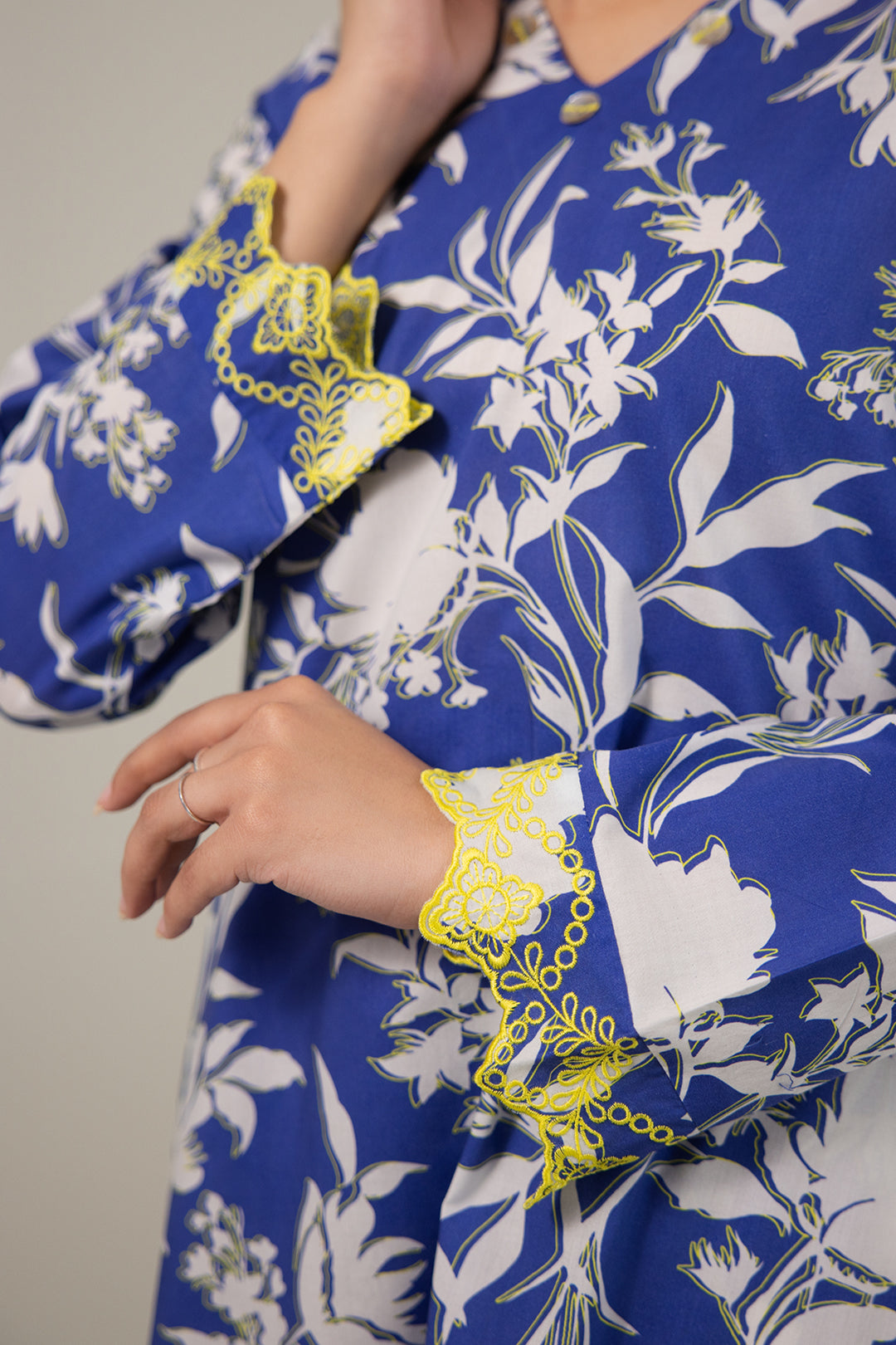Embroidered Kurta Trouser - 3280