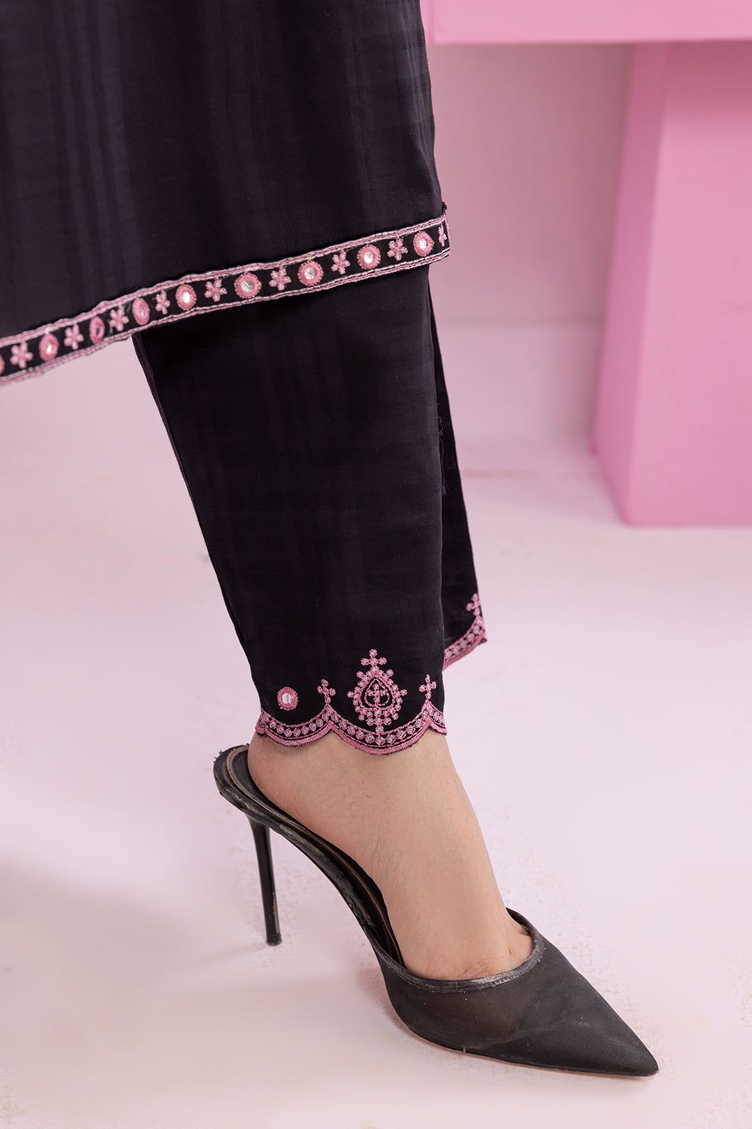 Embroidered Kurta Trouser - 2563