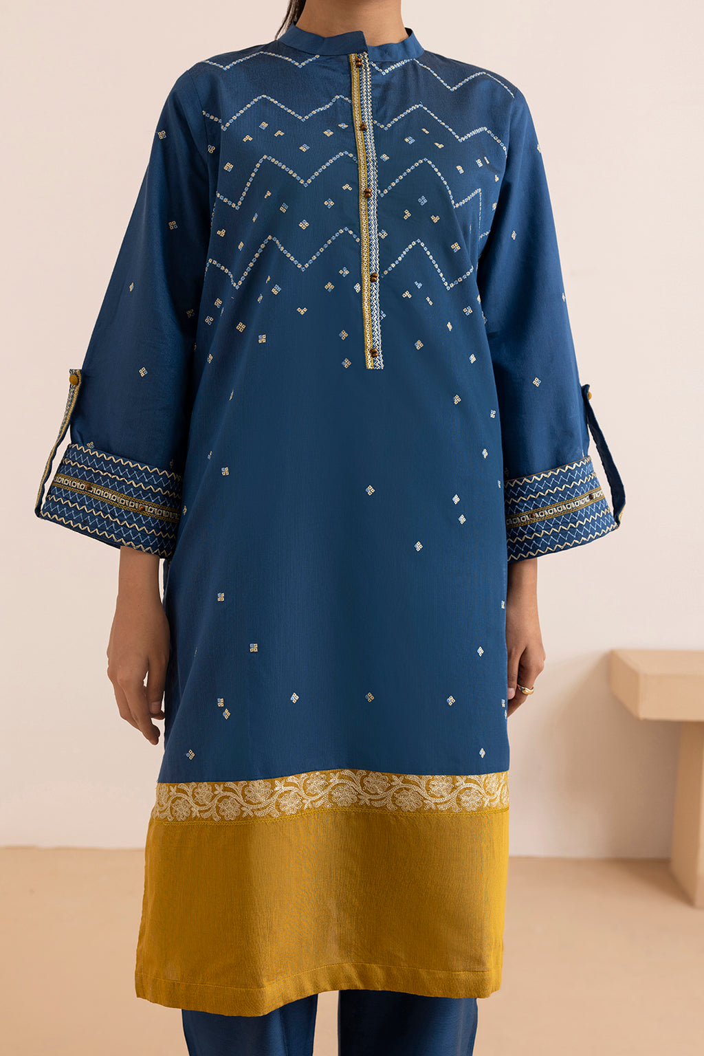 Embroidered Kurta Trouser - 2571