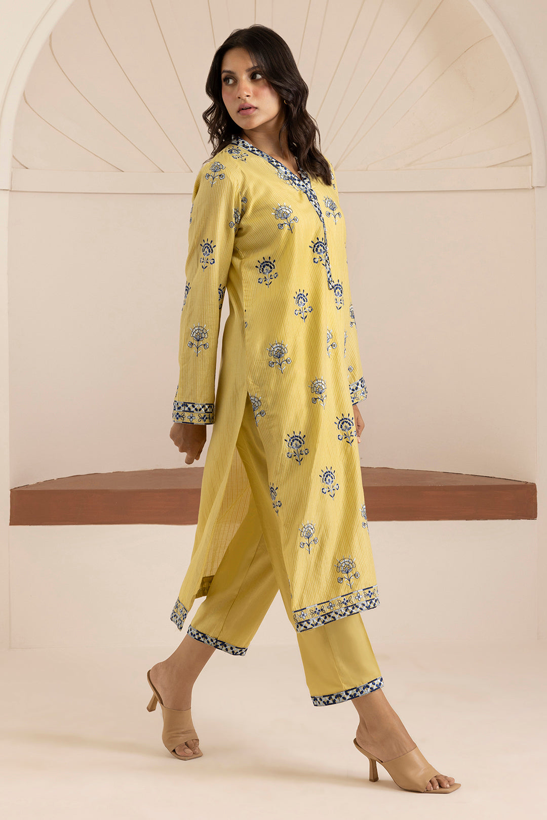 Embroidered Kurta Trouser - 2673