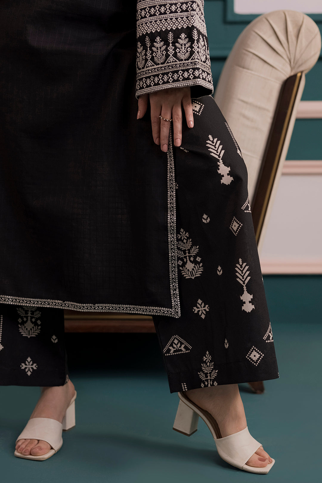 Embroidered Kurta Trouser - 2824