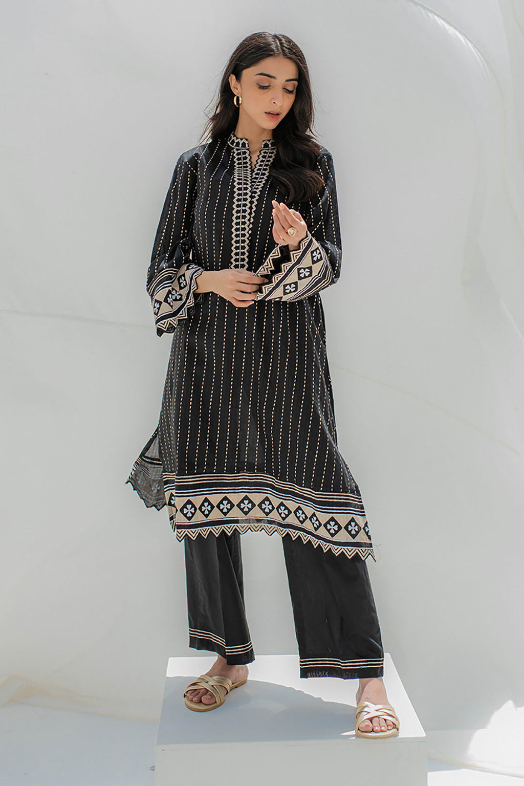 Embroidered Kurta Trouser - 0677