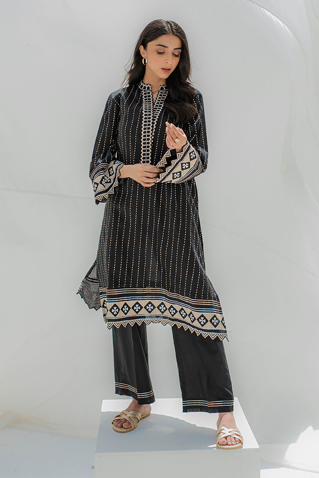 Embroidered Kurta Trouser - 0677
