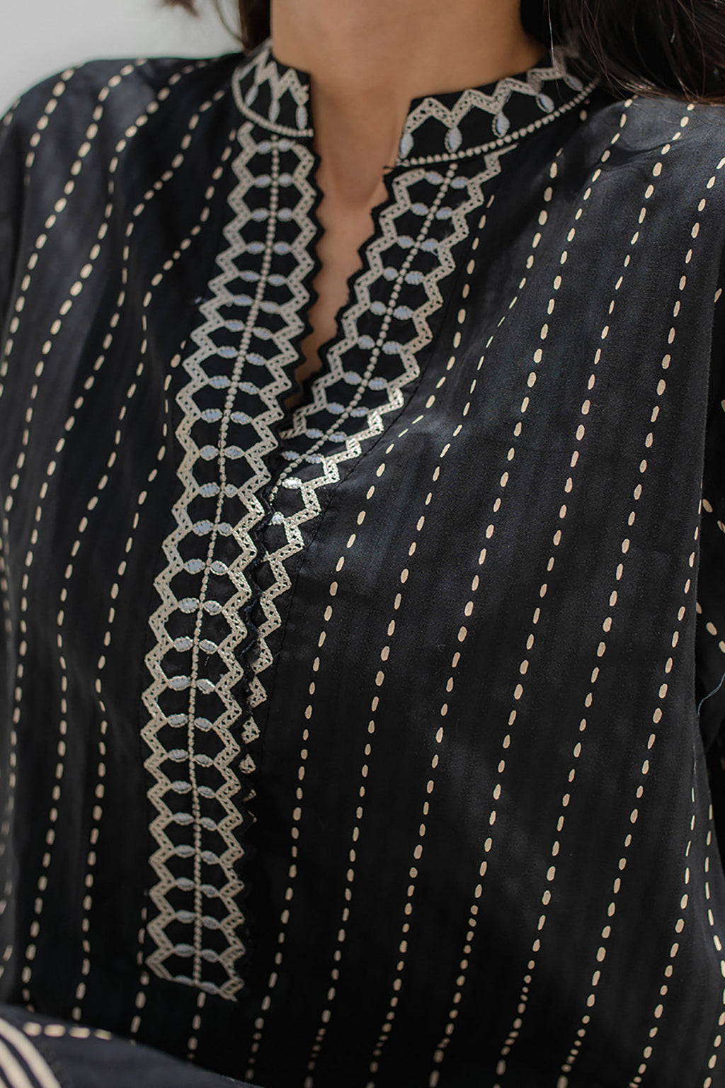 Embroidered Kurta Trouser - 0677