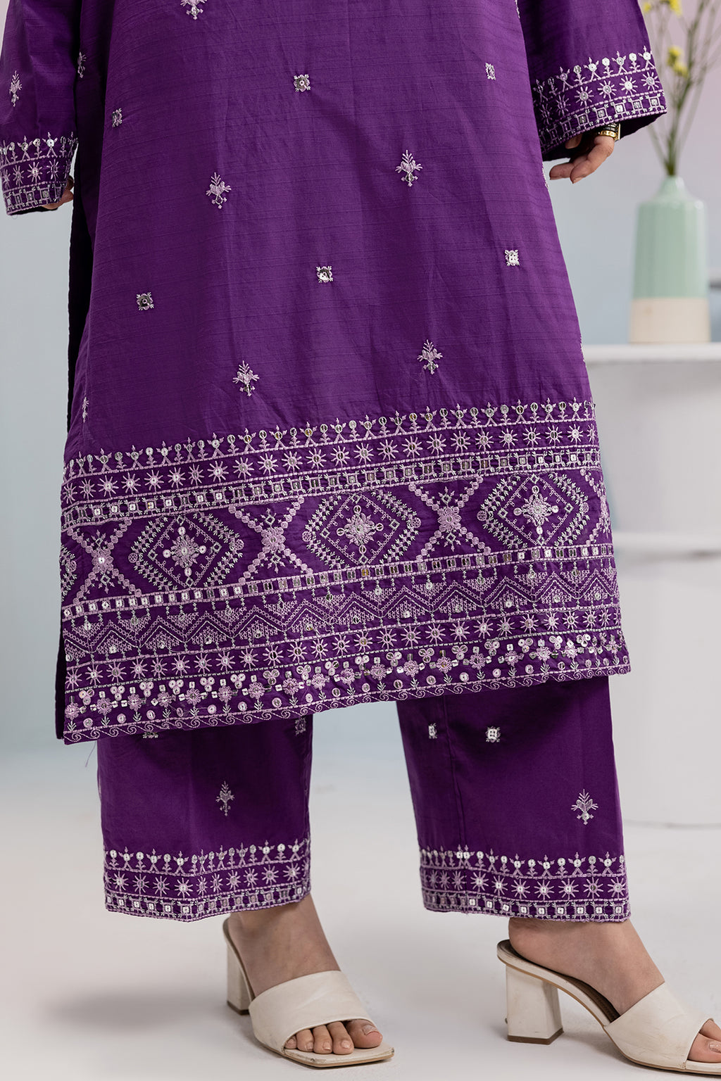 Embroidered Kurta Trouser - 2582